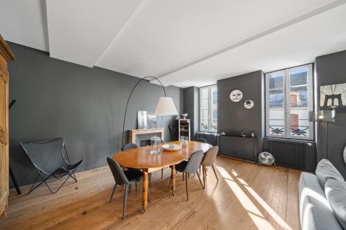 une salle à manger avec une table et des chaises dans l'établissement Chez Flo - Appartement Luxueux - Hypercentre, à Beaune