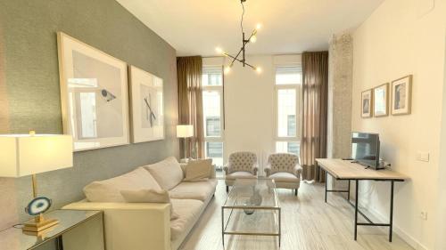 a living room with a couch and a table at Eduardo Lucena Córdoba Center in Córdoba