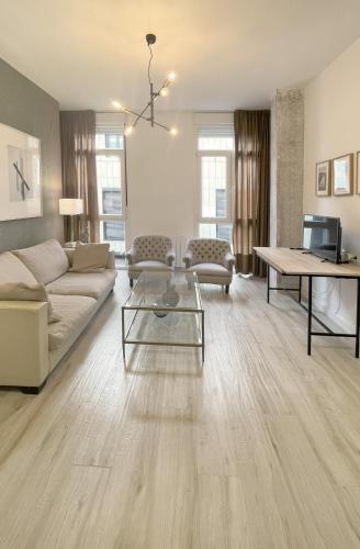 a living room with a couch and a table at Eduardo Lucena Córdoba Center in Córdoba