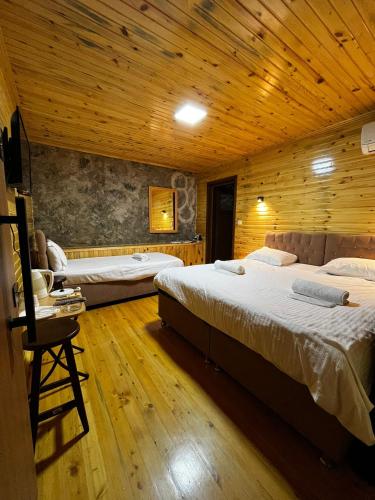 En eller flere senge i et værelse på Hesaplı köfteci otel