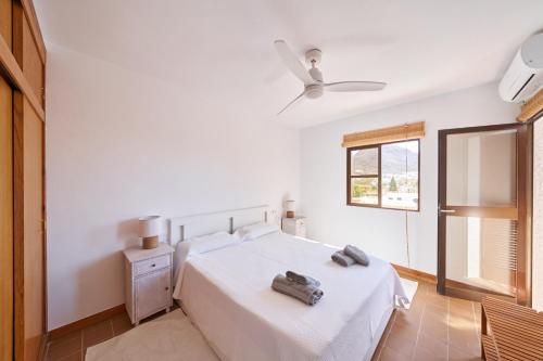 サン・ホセにあるCasa Mondoのベッドと窓のある白い寝室