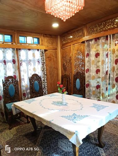 Gambar di galeri bagi Golden Crest DALLAKE di Srinagar