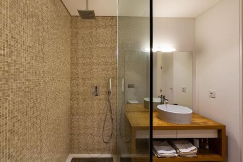 ein Badezimmer mit einer Glasdusche mit Waschbecken in der Unterkunft Casa Da Batoca-Lake view in Ventosa