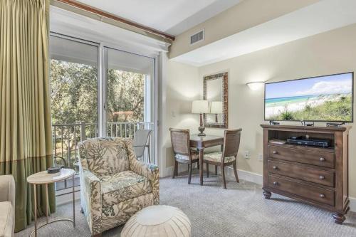 TV a/nebo společenská místnost v ubytování Margot Bay condo