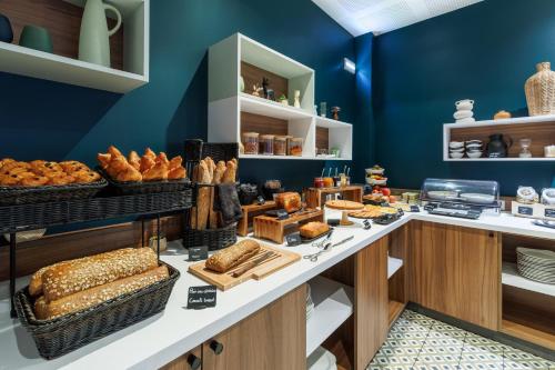 a bakery with a variety of breads and pastries at The Originals Boutique, Hôtel Le Pariou, Issoire in Issoire