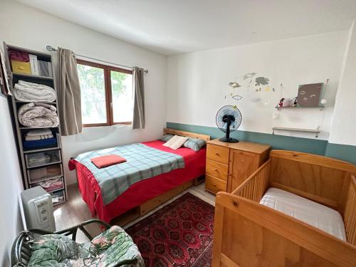 une petite chambre avec un lit et un bureau dans l'établissement Maison de campagne à Paris, à Montreuil