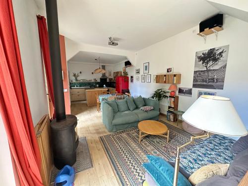 un salon avec un canapé et une cheminée dans l'établissement Maison de campagne à Paris, à Montreuil