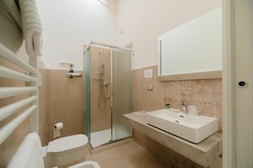 a bathroom with a sink and a shower and a toilet at Agriturismo Il Colle Dei Lecci in Ancona