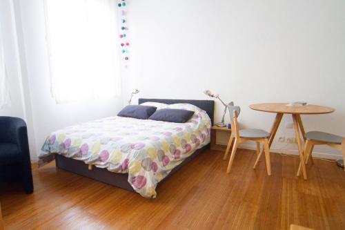 une chambre avec un lit et une table avec des chaises dans l'établissement StudioLille - Opéra, à Lille