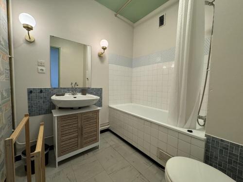 une salle de bain avec un lavabo, une baignoire et des toilettes dans l'établissement La Toise - 8 personnes - Wifi - Rêve au Mans, au Mans