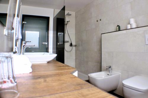 Ένα μπάνιο στο Luxuriöse und stilvolle Ferienwohnung in bester Lage von Fritzlar