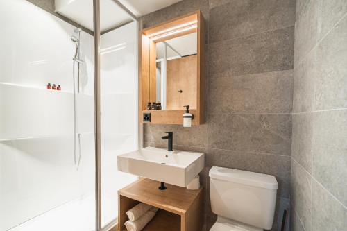a bathroom with a sink and a toilet and a shower at Hotel Brocco & Posta in San Bernardino