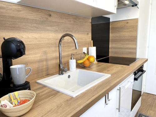 Køkken eller tekøkken på Le Brennou- Proche centre-climatisé-tout équipé-linges fournis