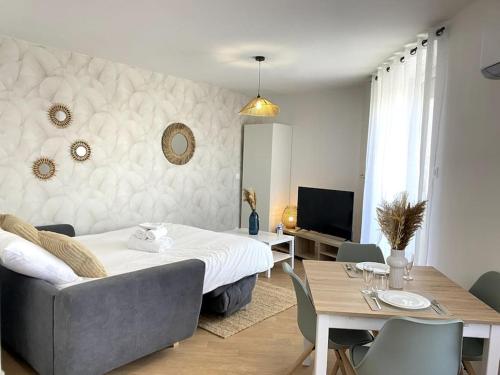 En eller flere senge i et værelse på Le Brennou- Proche centre-climatisé-tout équipé-linges fournis