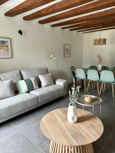 a living room with a couch and a table at El Torreón de Muro in Boltaña