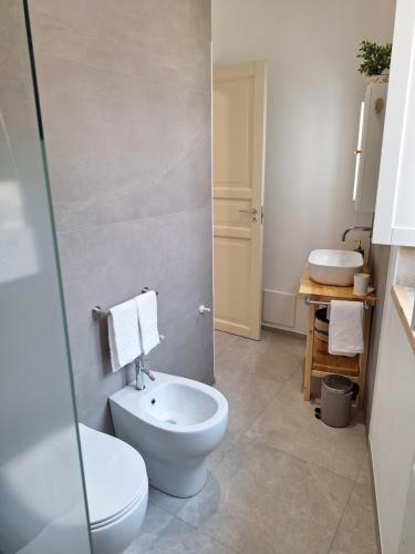 a bathroom with a toilet and a sink at Pura Vida Barocca in Ragusa