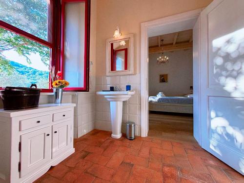 a bathroom with a sink and a mirror and a sink at Nonna Nara Bed & Breakfast in Grosseto