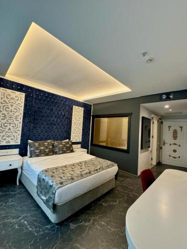 Postel nebo postele na pokoji v ubytování Golden Rose Deluxe Hotel