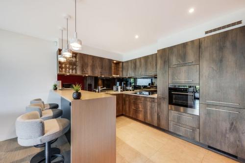 Küche/Küchenzeile in der Unterkunft Charming and Spacious Residence in the Heart of Brent by GuestLee