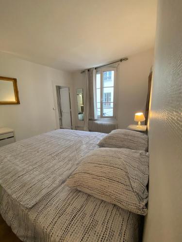 une chambre avec un lit et une fenêtre dans l'établissement Heart Paris Saint Germain, à Paris