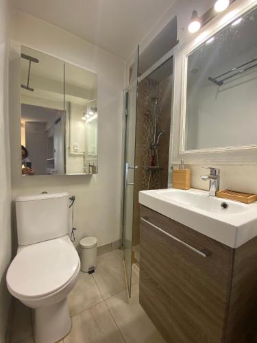 une salle de bain avec des toilettes blanches et un lavabo dans l'établissement Heart Paris Saint Germain, à Paris