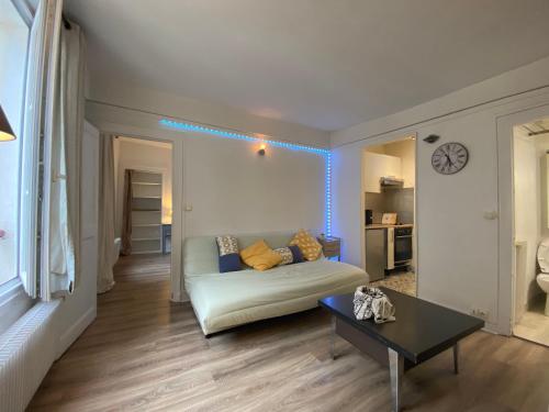 un salon avec un canapé et une table dans l'établissement Heart Paris Saint Germain, à Paris