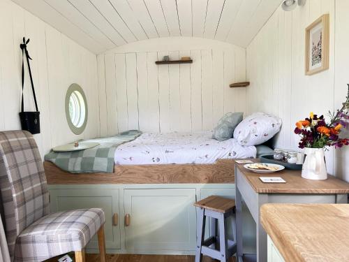 Postel nebo postele na pokoji v ubytování Devon Peaceful shepherds hut with hammock