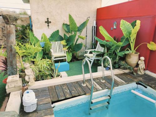 Bazén v ubytování MARRAKECH פלא - PELEH - Queit place 3 km from the beach of Cesarea nebo v jeho okolí