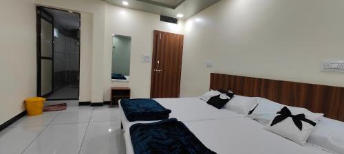 Ein Bett oder Betten in einem Zimmer der Unterkunft TARA Guest House