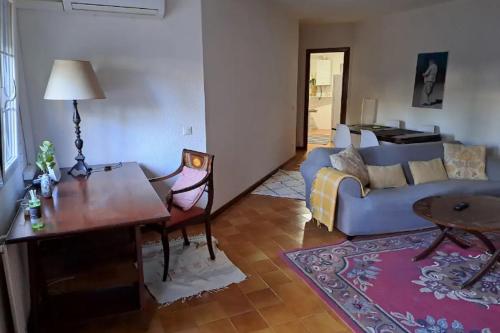 a living room with a couch and a table at Casa Cerca del Aeropuerto y del Jarama in Santo Domingo