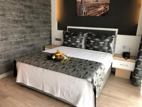 Postel nebo postele na pokoji v ubytování Golden Rose Deluxe Hotel