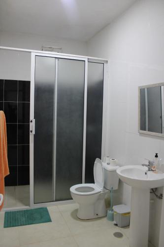 PicosにあるCasa Pé di Polon holiday homeのシャワー、トイレ、洗面台を備えたバスルーム