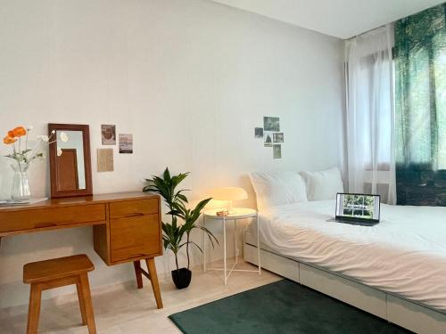 ein Schlafzimmer mit einem Bett und einem Schreibtisch mit einem Laptop in der Unterkunft sentimental in Busan