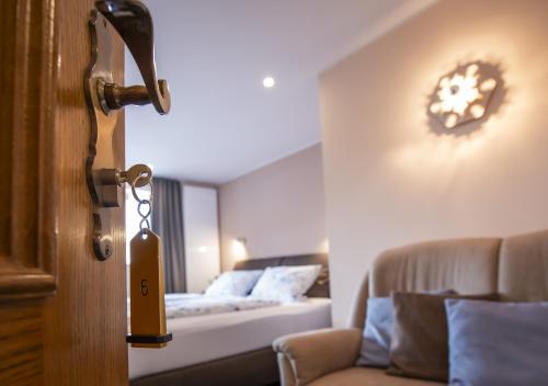 a room with a bed and a door with a door knob at Das Gästehaus in Valwig in Valwig