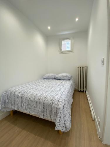 une chambre avec un lit avec deux oreillers dessus dans l'établissement Renew Spacious & Quiet Apartment, à Paris