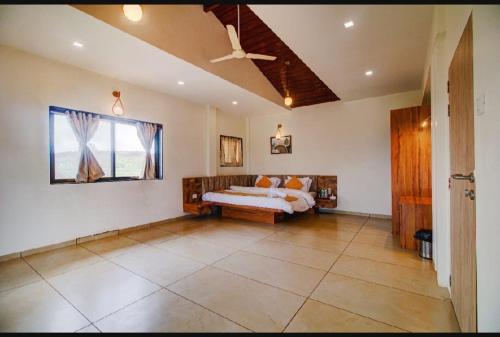 Postel nebo postele na pokoji v ubytování OCEAN CREST LUXURY VILLA Mahabaleshwar