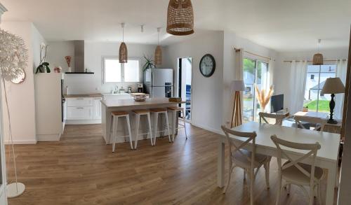 une cuisine et un salon avec une table et des chaises dans l'établissement Golfe du Morbihan, à Sulniac