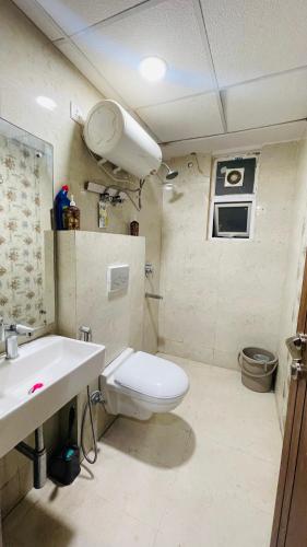 un baño con inodoro y lavabo en The Soho Nest, en Zirakpur