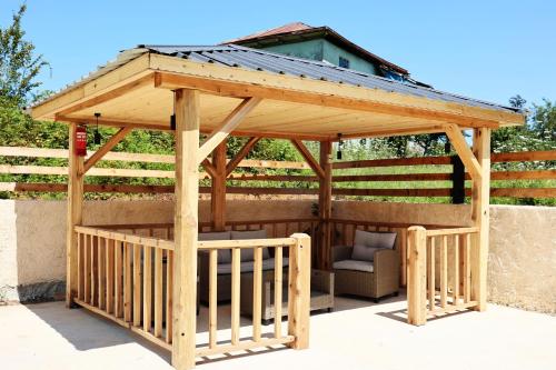 科布列季Seaside Cottage Buknari的庭院内带屋顶的木制凉亭