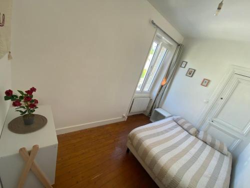 une chambre avec un canapé, une table et une fenêtre dans l'établissement Maison familiale avec piscine, proche des plages du débarquement, à Ryes