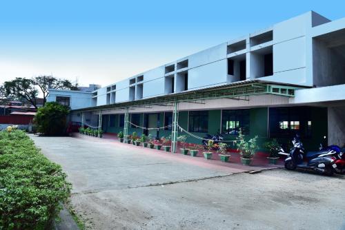 un edificio con motocicletas estacionadas frente a él en Sithara Guest House, en Palakkad