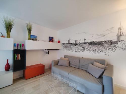 - un salon avec un canapé et un dessin mural dans l'établissement Les Saints Pères près du Vieux Port, à La Rochelle