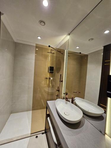 Bilik mandi di Asur Imperıal Hotel