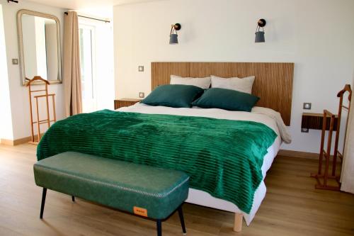 Postel nebo postele na pokoji v ubytování La Villa Mirabelle 2min d'Arromanches-les-Bains