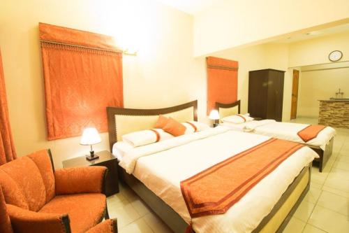 Una cama o camas en una habitación de Royal Inn Hotel