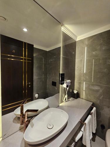 Bilik mandi di Asur Imperıal Hotel