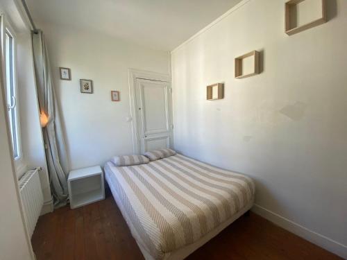 une petite chambre avec un lit et une fenêtre dans l'établissement Maison familiale avec piscine, proche des plages du débarquement, à Ryes