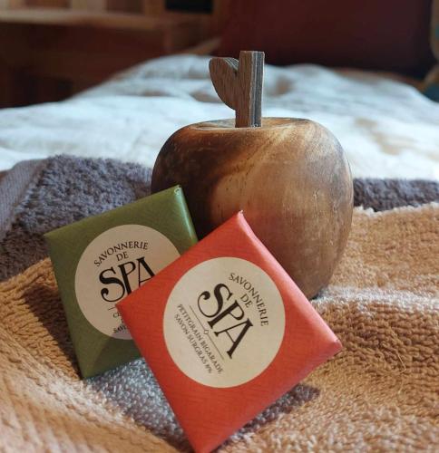 an apple and three labels on a towel at Au Coq et fa gnes in Jalhay