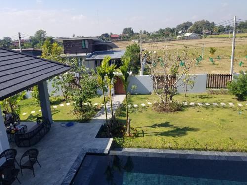 Bazén v ubytování The garden pool villa resort at Doi Saket nebo v jeho okolí