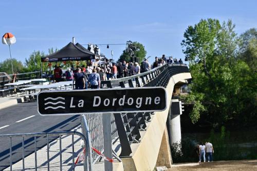 a sign that reads la dordogne on a bridge at Hôtel du Pont et Restaurant à Groléjac in Groléjac